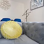 Art, Eats, & Cozy Sheets In Ne