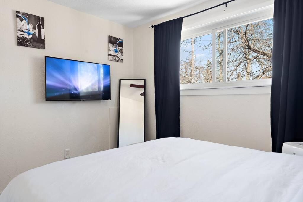Apartment Art, Eats, & Cozy Sheets In Ne *