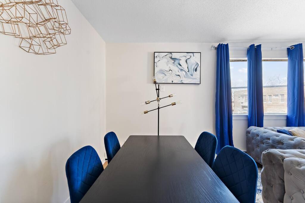 Art, Eats, & Cozy Sheets In Ne Apartment