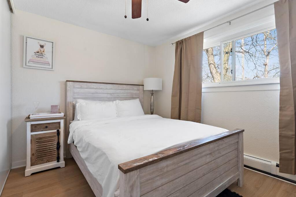 Art, Eats, & Cozy Sheets In Ne Minneapolis