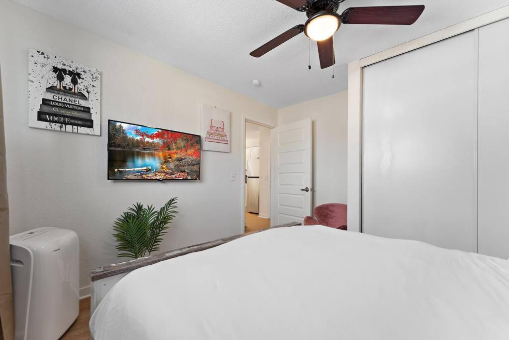 Art, Eats, & Cozy Sheets In Ne Apartment *