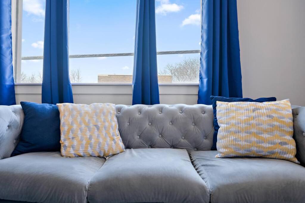 Art, Eats, & Cozy Sheets In Ne Apartment *
