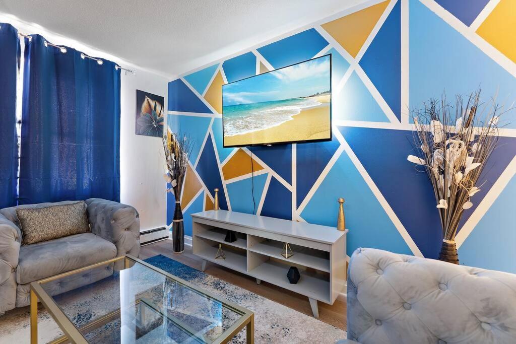 Apartment Art, Eats, & Cozy Sheets In Ne