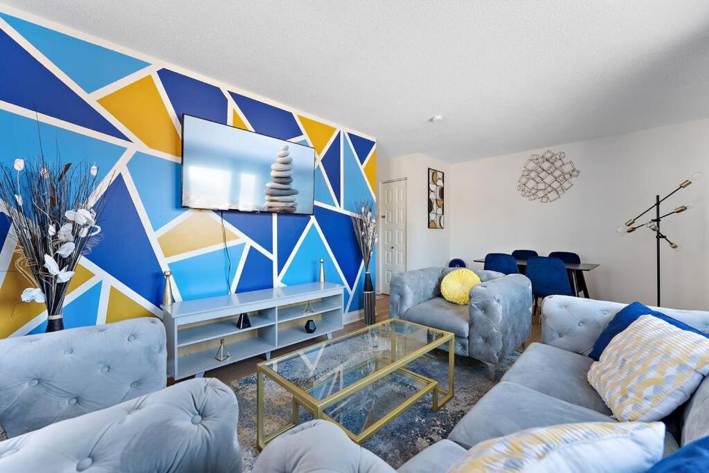 Art, Eats, & Cozy Sheets In Ne Apartment *
