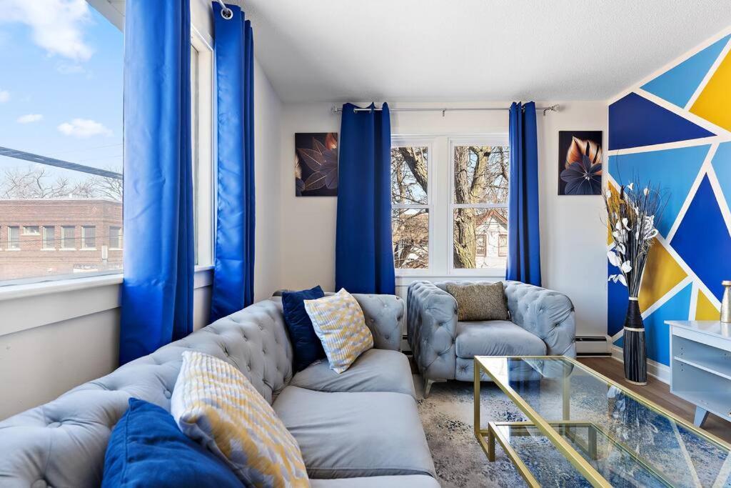 Apartment Art, Eats, & Cozy Sheets In Ne Minneapolis